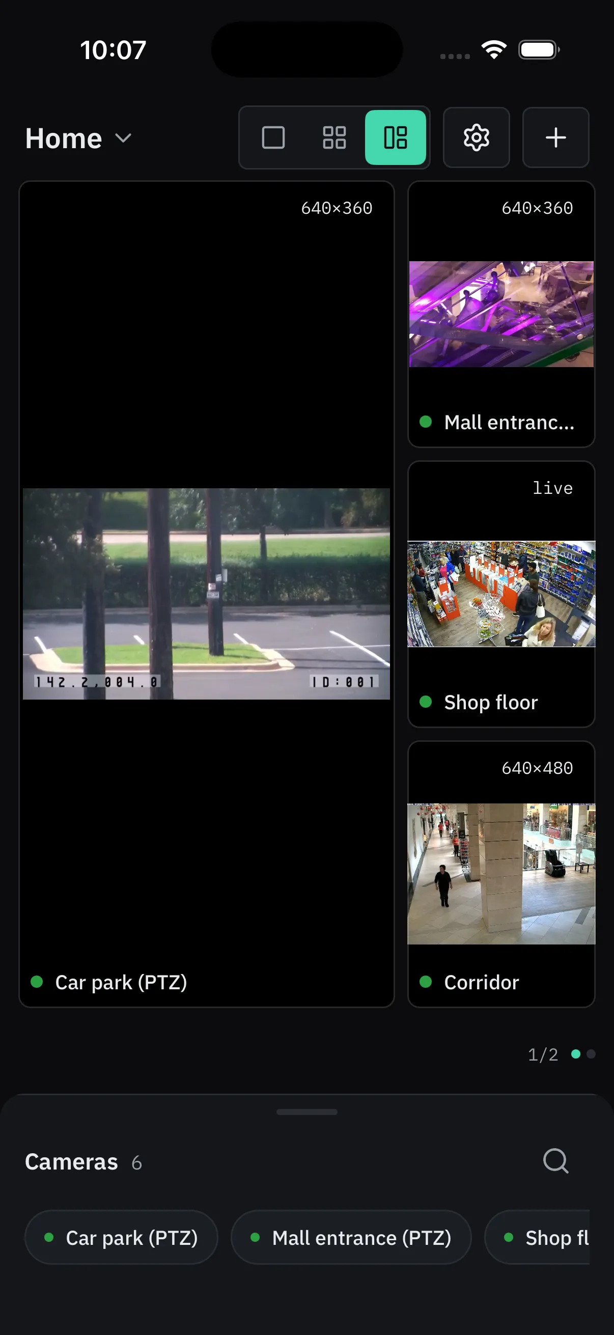 Die Kameraübersicht auf dem iPhone im 1+3-Layout: links die Parkplatzkamera groß, daneben drei kleinere Kameras übereinander.