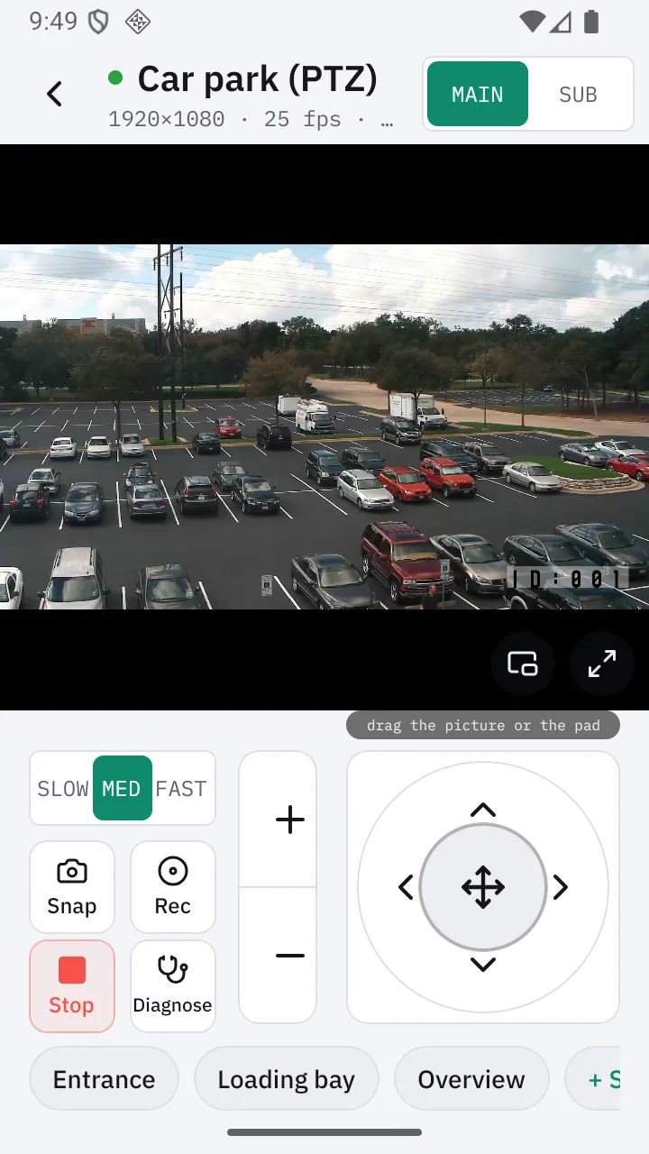 Android telefonda açık temada canlı görünüm: otopark görüntüsü, tam/hafif görüntü anahtarı, hız seçici, fotoğraf, kayıt, durdur ve tanıla, zoom kolu, pan-tilt pedi ve kayıtlı konumlar.